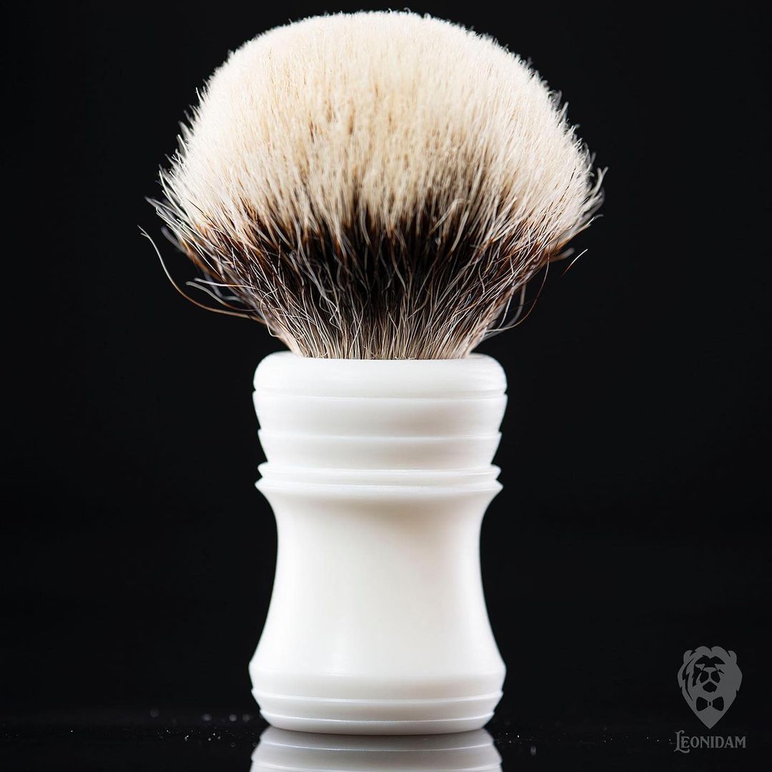 Handmade shaving brush "Fujisan", with matte white hand poured resin handle.