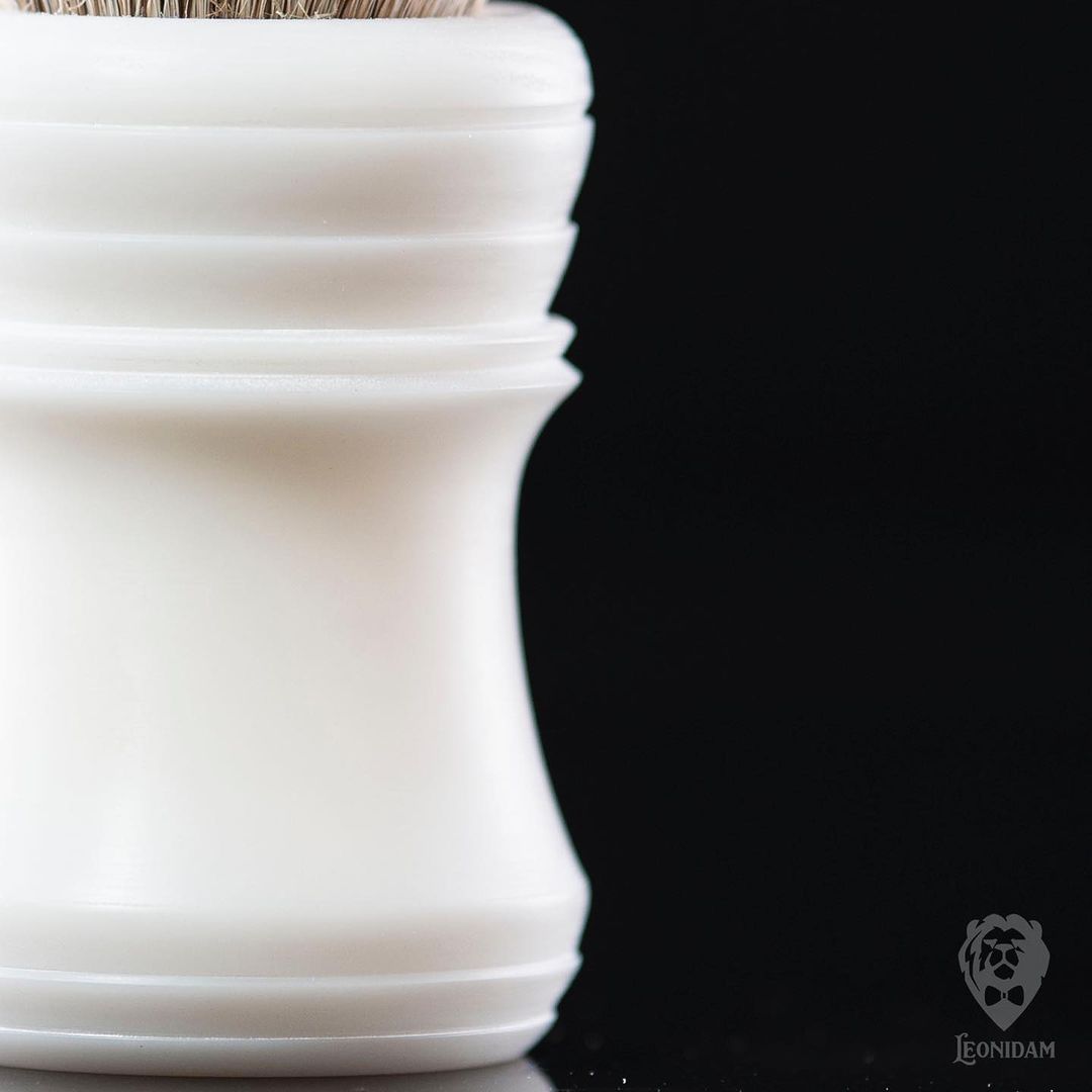 Handmade shaving brush "Fujisan", with matte white hand poured resin handle.